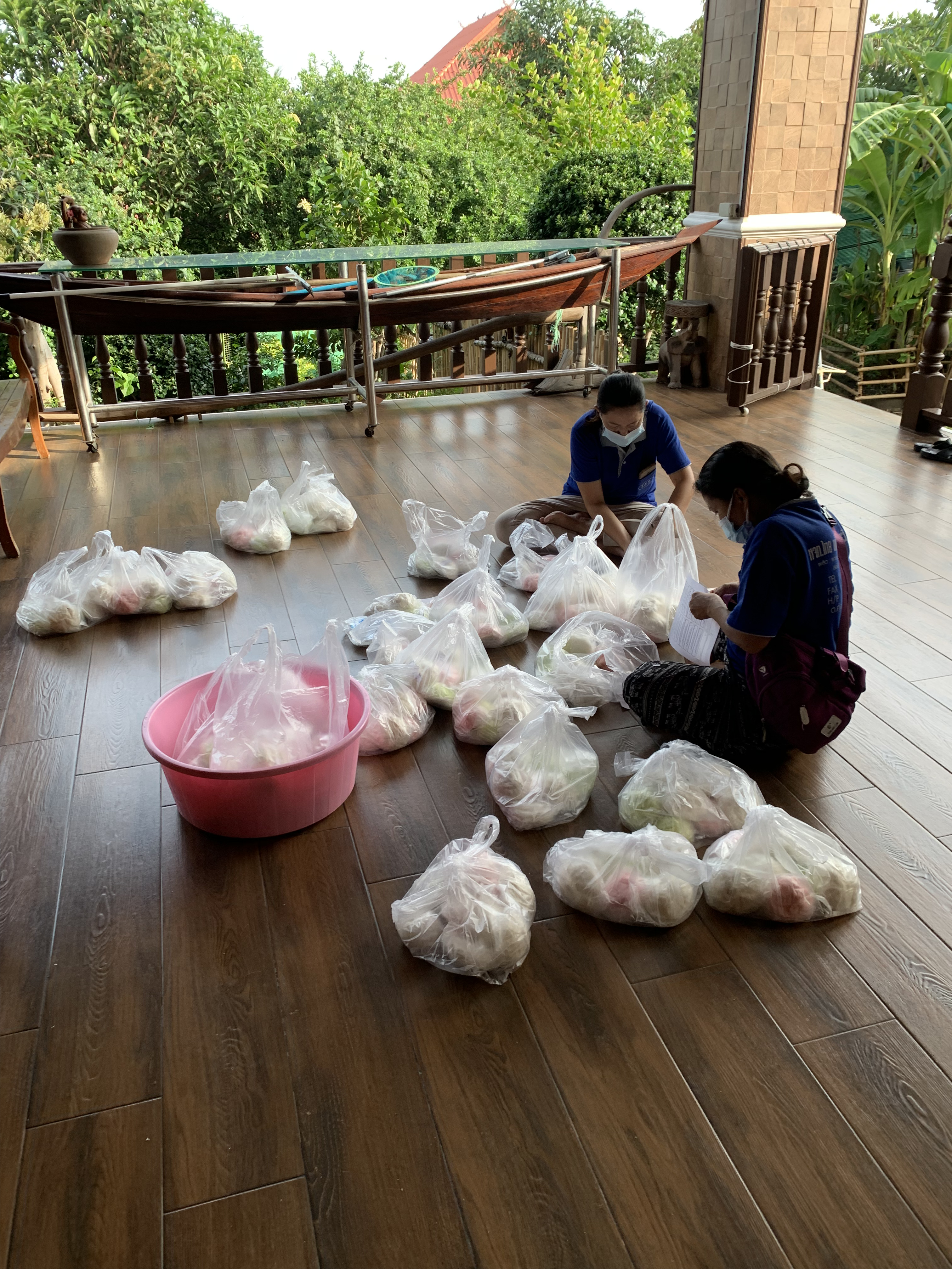 ทำบุญแจกซาลาเปา 1